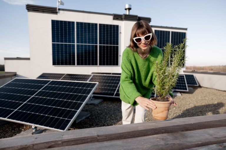una ragazza con un impianto fotovoltaico alle spalle