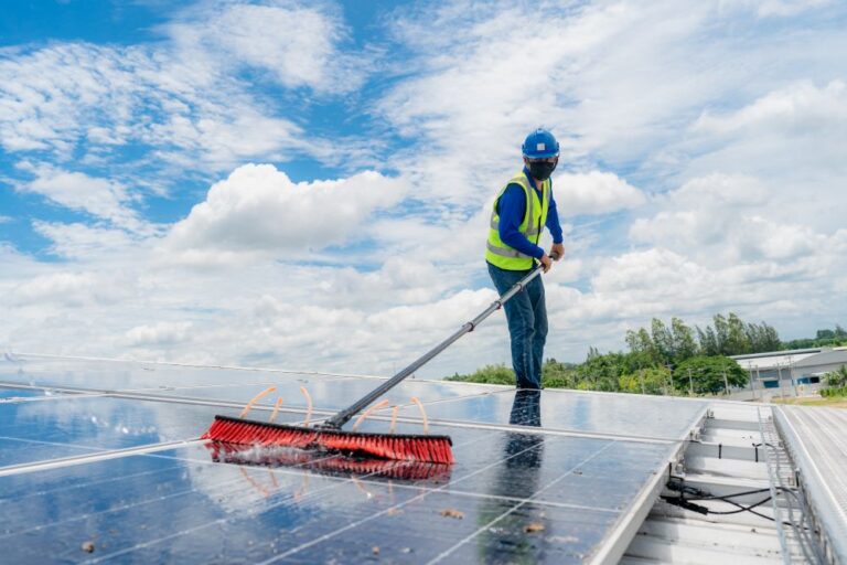 Manutenzione pannelli fotovoltaici: cosa fare davvero (e quando pulirli)