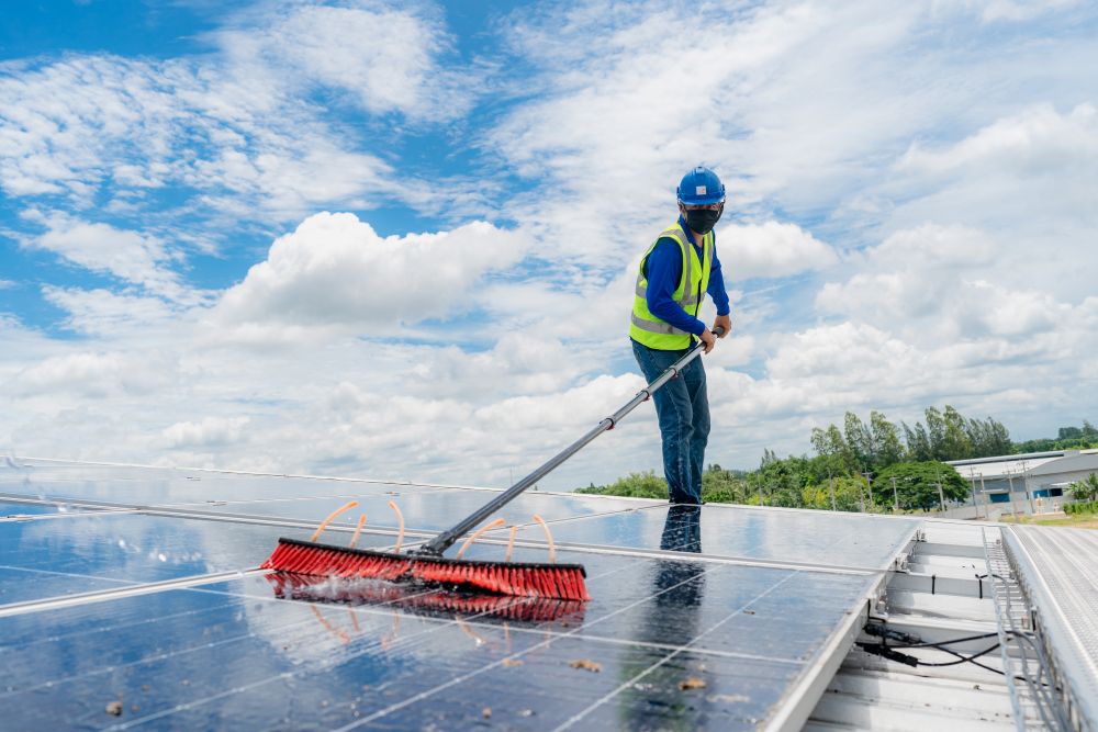 Manutenzione pannelli fotovoltaici: cosa fare davvero (e quando pulirli)