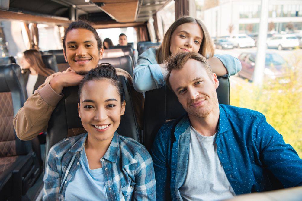 un gruppo di giovani in autobus